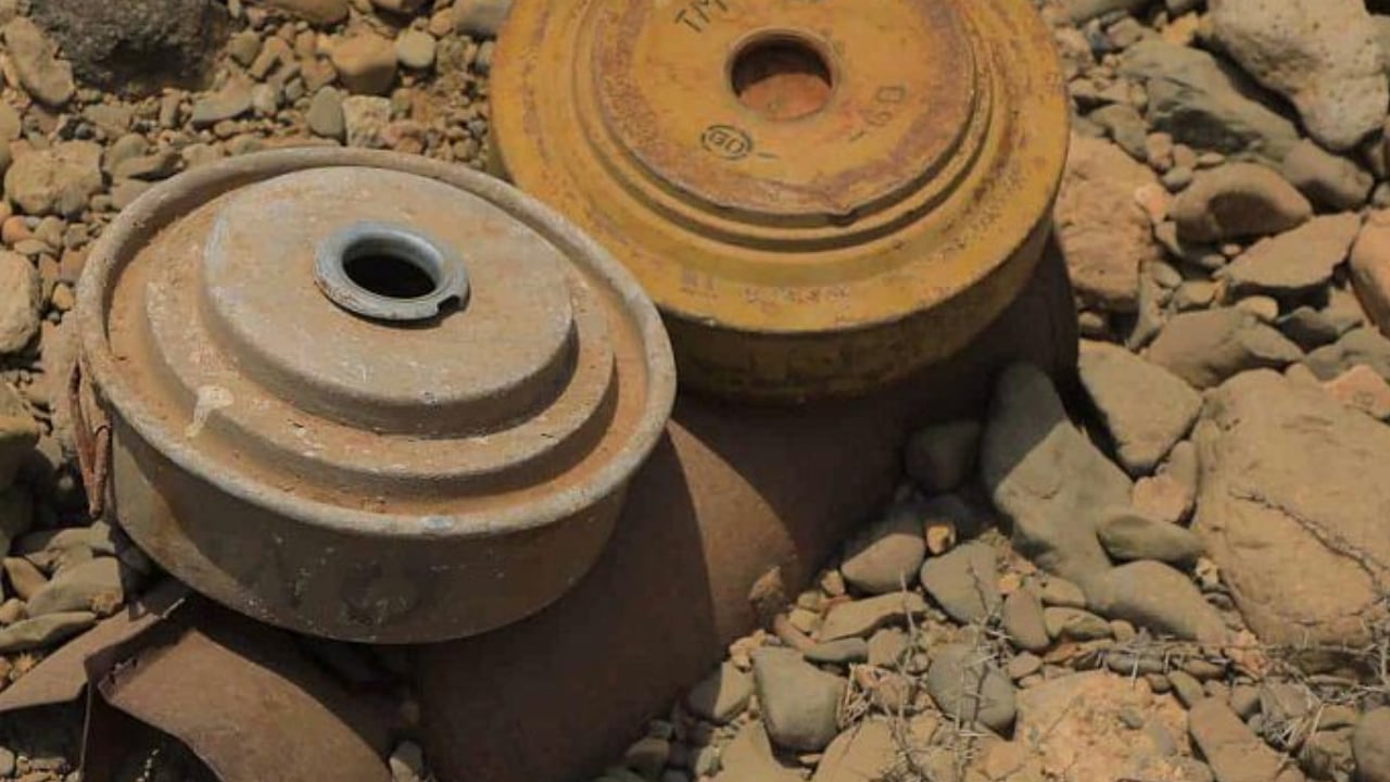 «إغاثي الملك سلمان» ينزع 700 لغم في الأراضي اليمنية خلال أسبوع