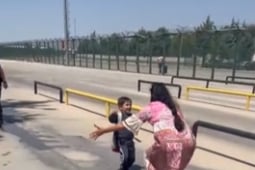 مقطع يوثق لحظة لقاء المذيعة الأردنية أحلام العجارمة بطفلها المختطف في إسطنبول
