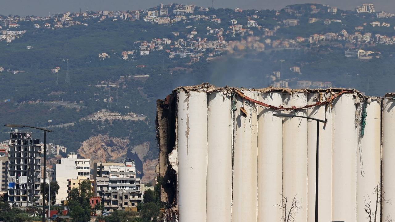 شاهد.. لحظة انهيار جزء من صوامع الحبوب في مرفأ بيروت