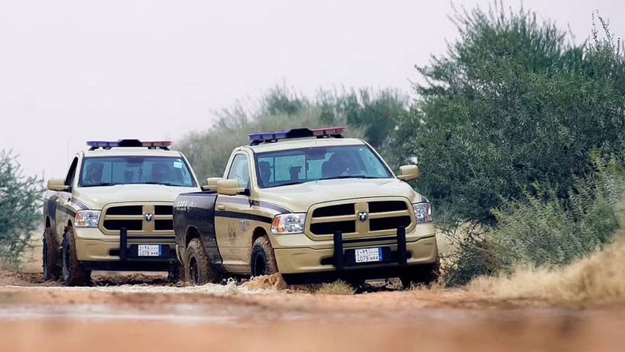 ضبط 8 مخالفين لنظام البيئة لنقلهم الرمال وتجريف التربة دون ترخيص في الرياض ومكة
