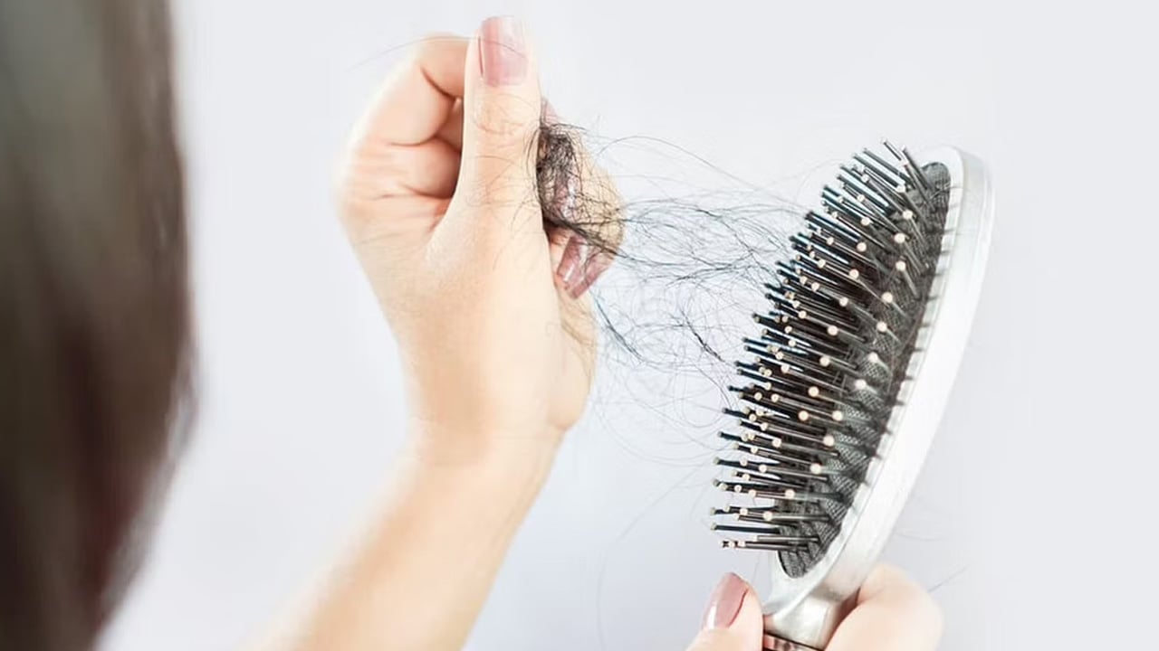 استشاري تجميل: مياه المسبح تسبب تساقط الشعر
