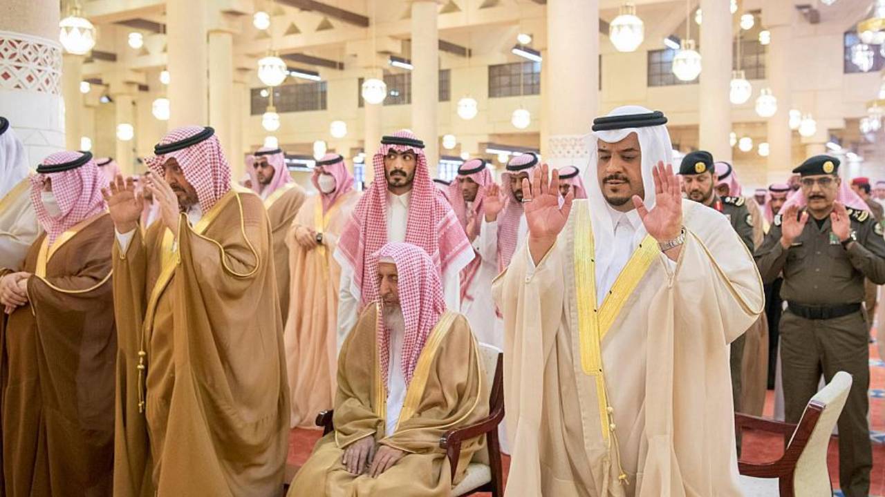 أمير الرياض بالنيابة يؤدي صلاة الميت على الأمير عبدالرحمن بن ناصر بن عبدالعزيز