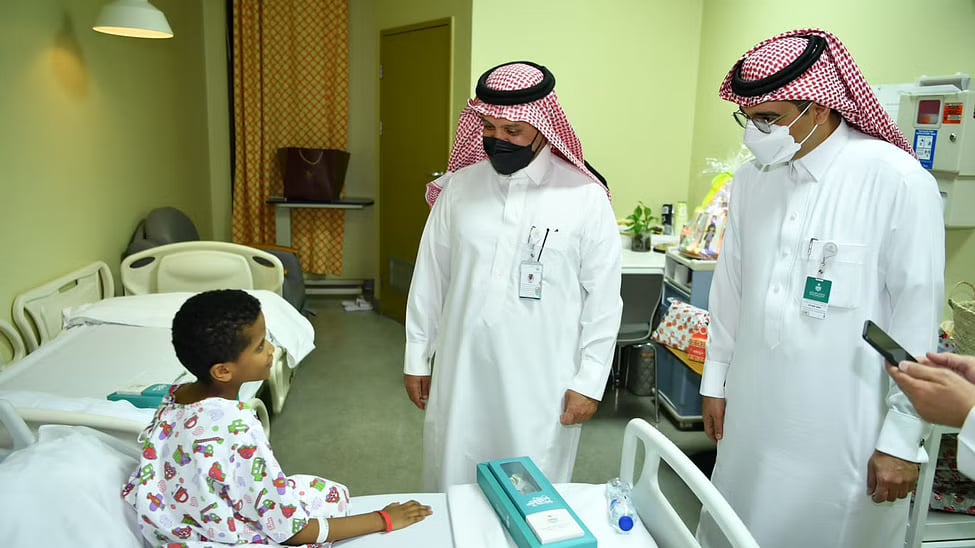 مدير «الخدمات الطبية» يعايد المنومين بمستشفى قوى الأمن
