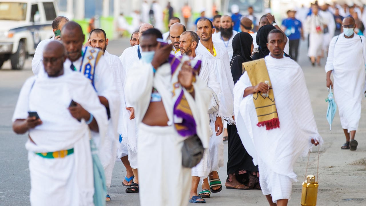 حجاج بيت الله الحرام يتوافدون إلى مشعر منى لقضاء يوم التروية
