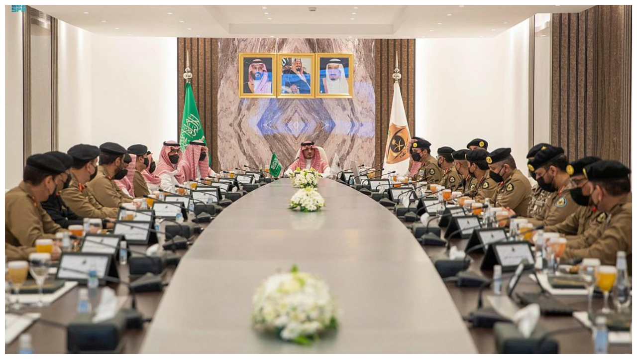 وزير الداخلية يقف على سير العمل في مركز القيادة والسيطرة بمقر الأمن العام في منى
