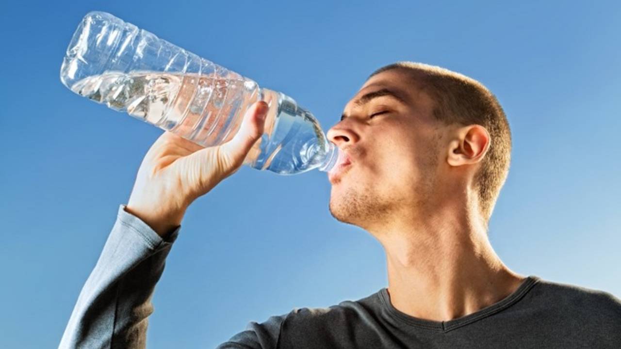 دراسة أمريكية: شرب الماء وترطيب الجسم يبطّئ الشيخوخة

