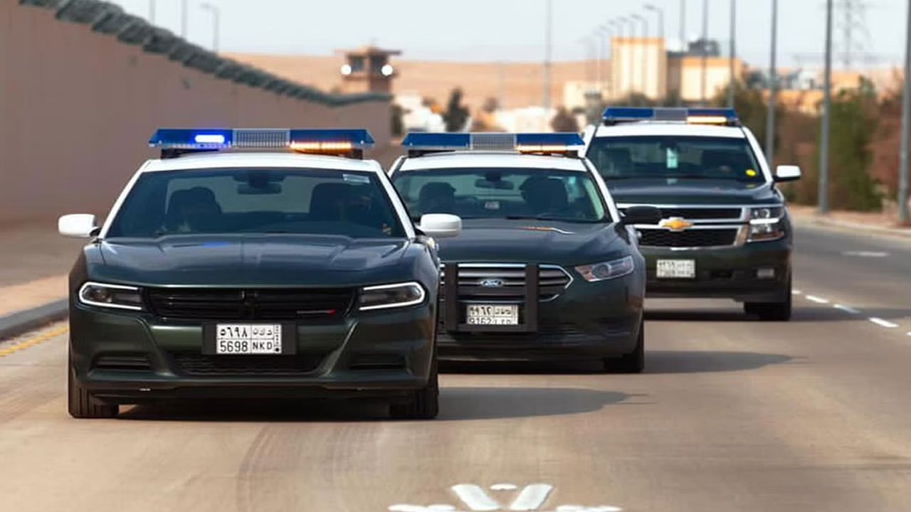 الإطاحة بـ4 مواطنين ومقيم في الرياض سطوا على منازل.. واسترداد 16 مركبة مسروقة
