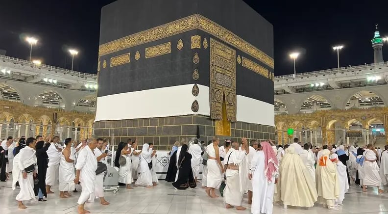 حجاج بيت الله الحرام يؤدون طواف الإفاضة
