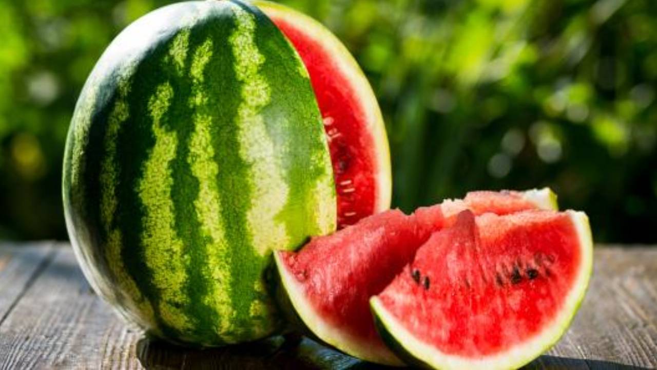 "البيئة": 285 جرامًا من البطيخ يحتوي على 262 جرامًا من الماء و86 سعرة حرارية