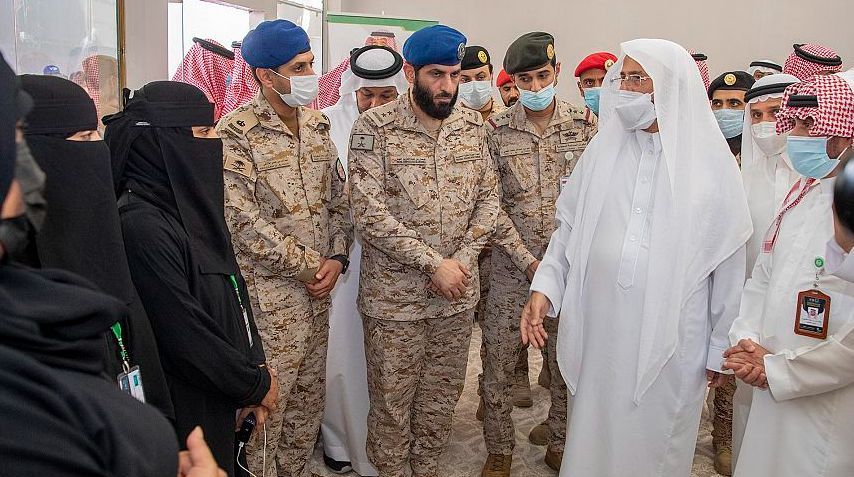 وزير الشؤون الإسلامية يلتقي ضيوف خادم الحرمين للحج ويطمئن على الخدمات المقدمة لهم
