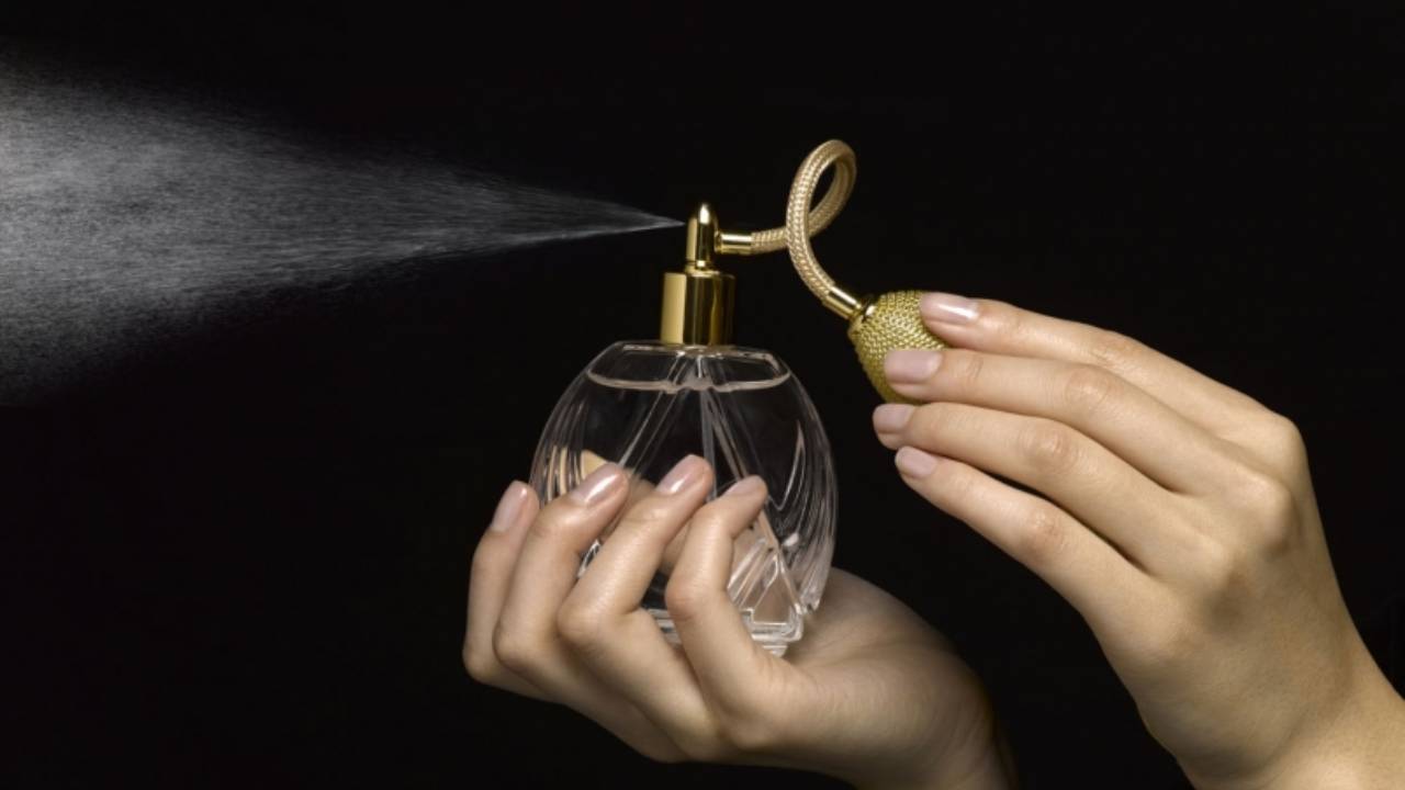 مختصة: الحرارة والشمس تفسد العطور.. والمقلدة خطر على الصحة