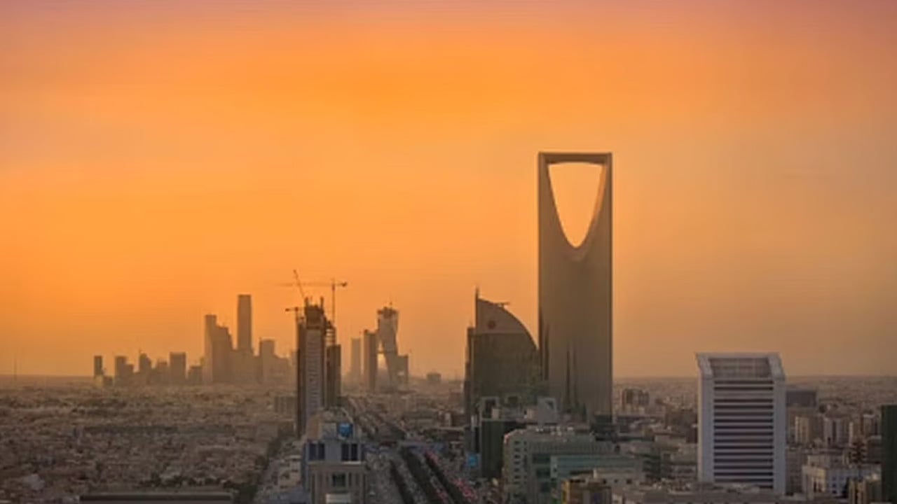 الحصيني: أجواء حارة بمعظم مناطق المملكة وأمطار على الشرقية
