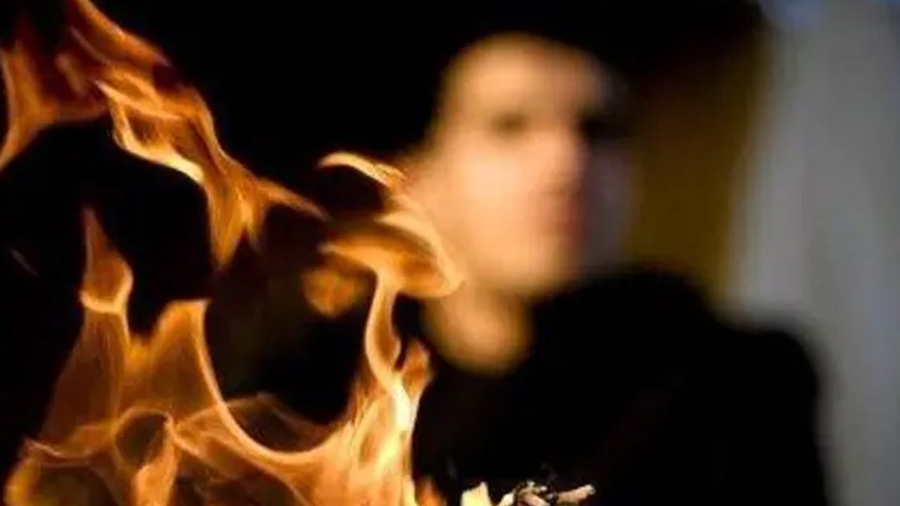 يمني يضرم النار في نفسه داخل بنك.. وأحد أقاربه يكشف التفاصيل
