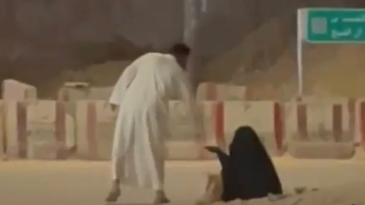 بالفيديو.. ضبط مقيمين من جنسيات مختلفة يمارسون التسول
