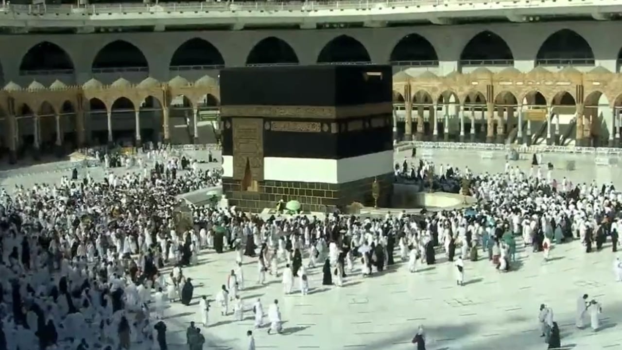 الأفواج الأخيرة من الحجاج يؤدون طواف القدوم قبيل يوم التروية

