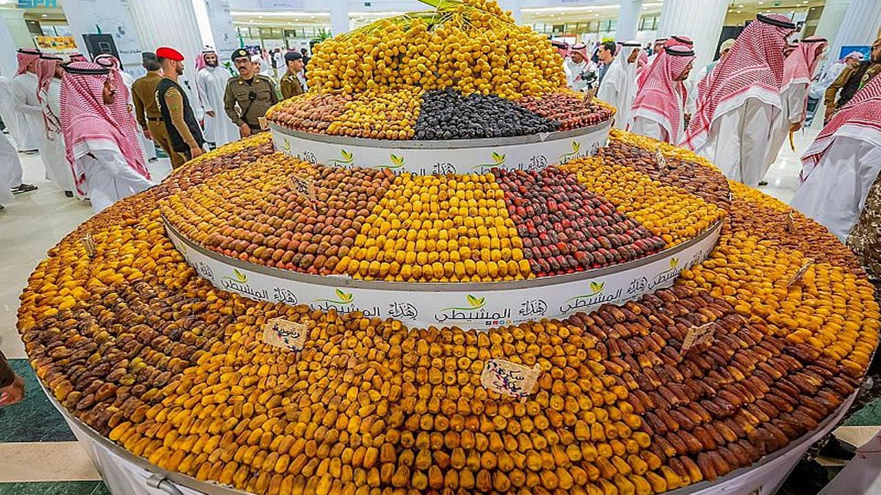  مهرجان تمور بريدة يستقبل زواره بعذوق البرحي وأندر الأنواع 
