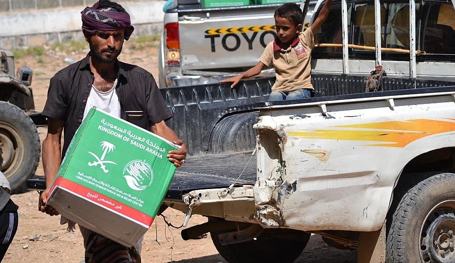 بالصور.. مركز الملك سلمان للإغاثة يوزع مئات الأطنان من المواد الغذائية على الشعب اليمني 

