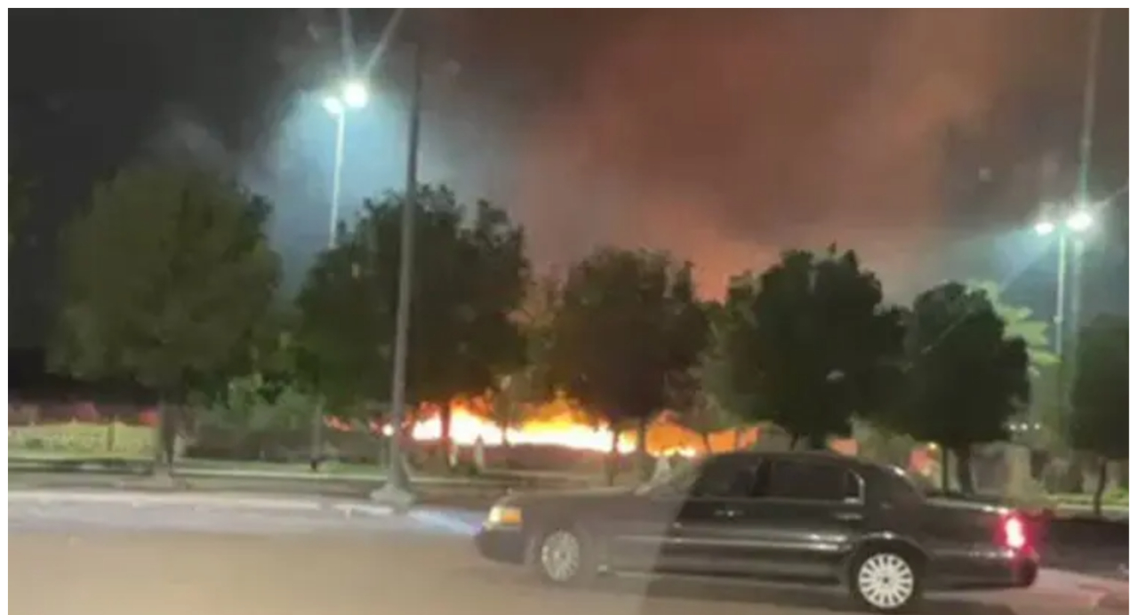 بالفيديو.. اندلاع حريق في حديقة الملك فهد بالمدينة المنورة وسط صواعق البرق
