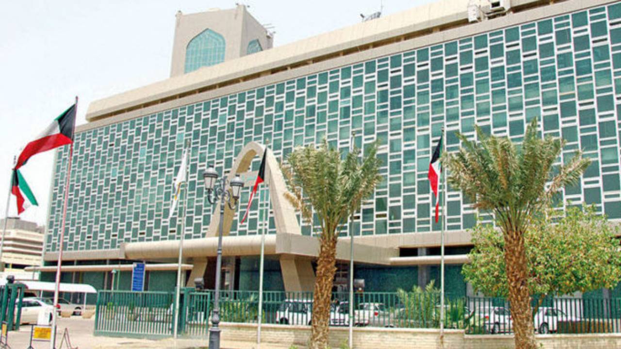 يبدأ الشهر المقبل.. توطين الوظائف بالكويت يهدد مليون مصري بالرحيل 