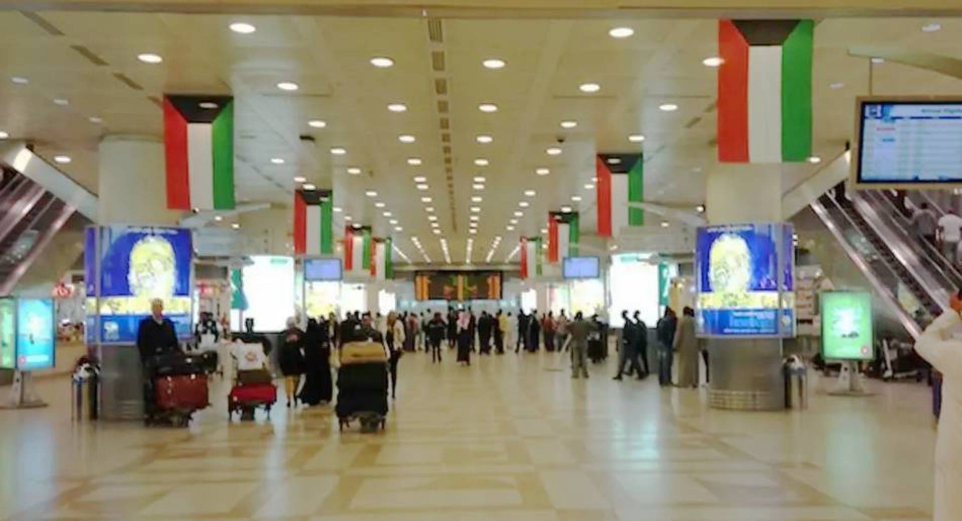 بعد سنة من توقيفها بمطار الكويت.. أمر ضبط وإحضار لممثلة مشهورة

