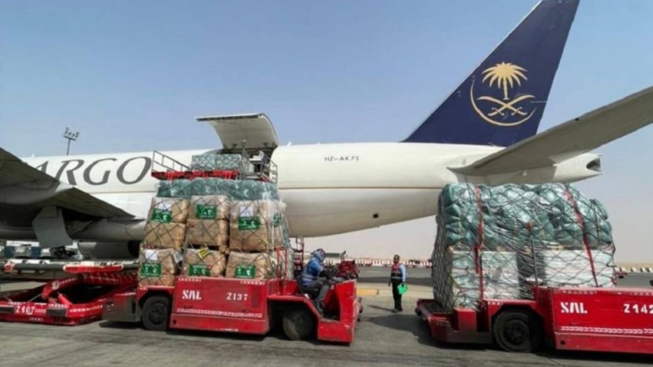 إنفاذًا لتوجيهات خادم الحرمين.. وصول طلائع الجسر الجوي السعودي إلى متضرري السيول والأمطار في السودان