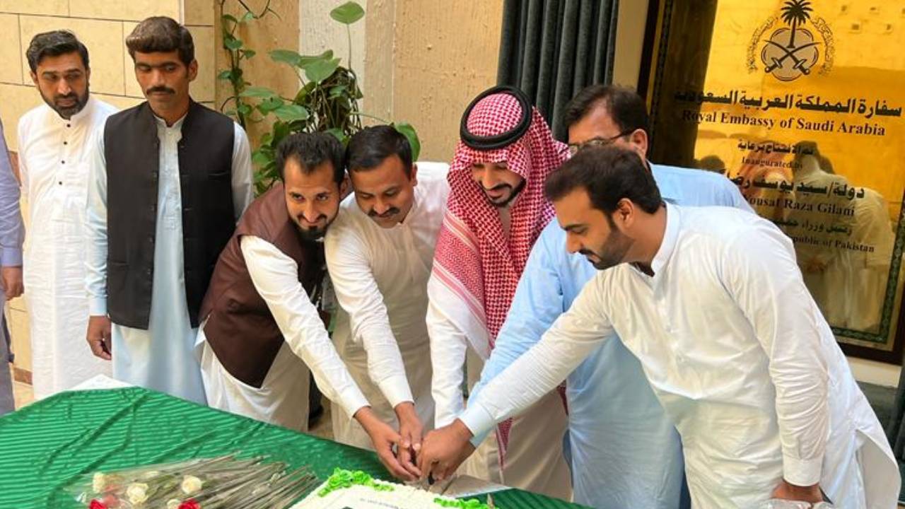 موظفو السفارة السعودية يهنئون زملاءهم الباكستانيين بيوم استقلالهم