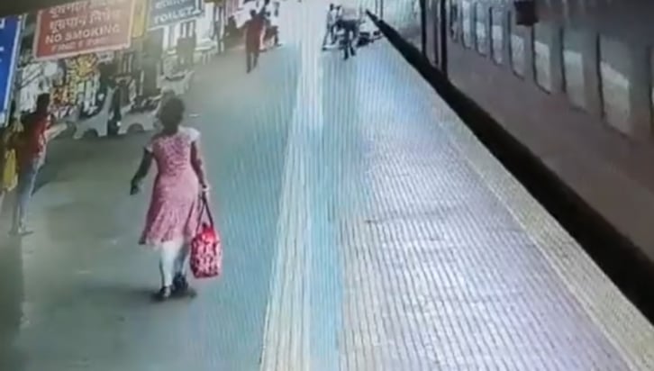 بالفيديو.. شجاعة شرطية تنقذ امرأة مسنة وابنها بمحطة قطار

