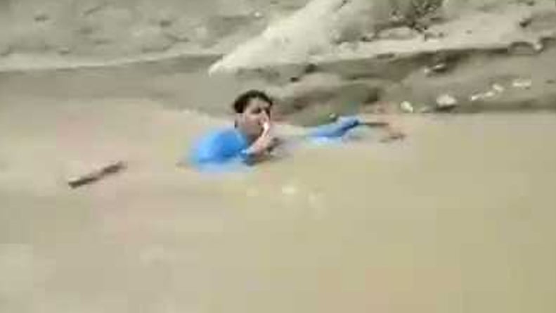 بالفيديو.. مراسل باكستاني يغطي مأساة الفيضانات من داخل أعماق المياه

