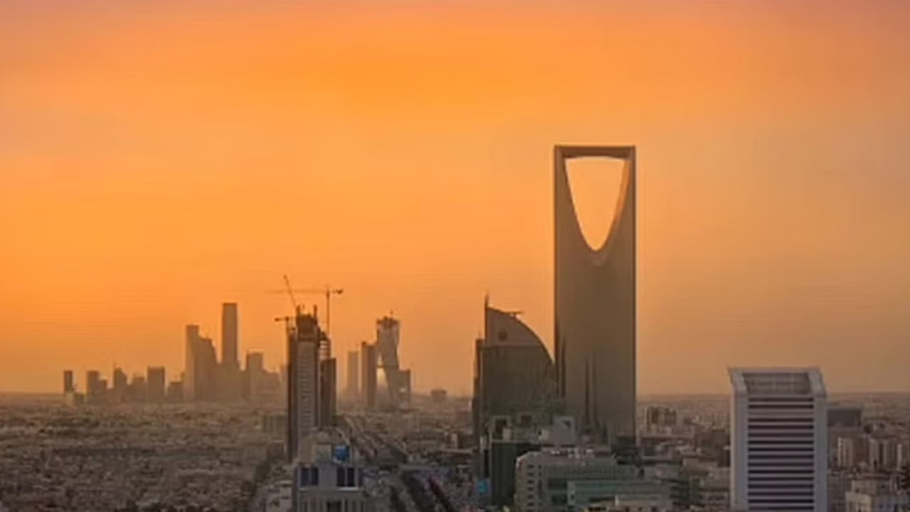الحصيني عن طقس الثلاثاء: أجواء حارة نهارًا وأمطار على بعض المناطق
