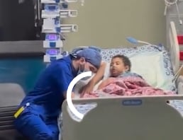 مقطع مؤثر لممرض يساعد طفلة مصابة بالسرطان على النوم 

