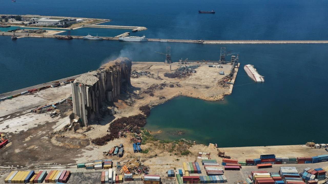في الذكرى الثانية للانفجار.. مقطع يوثق انهيار صومعتين جديدتين في مرفأ بيروت