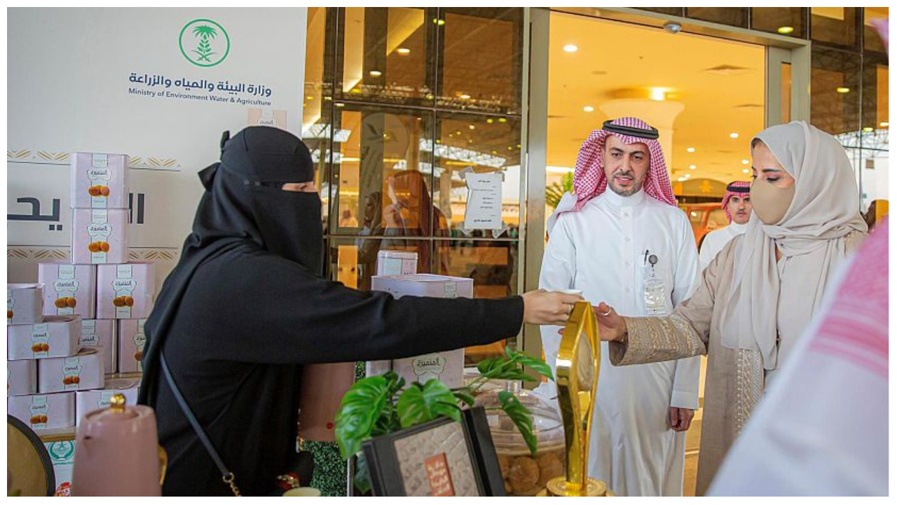 مهرجان بريدة للتمور ينعش مبيعات متاجر الحلوى الشعبية

