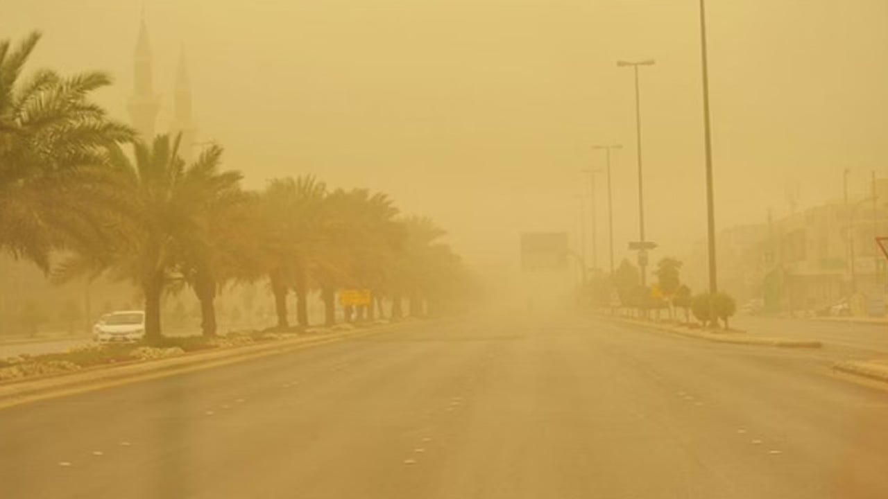 إرشادات مهمة للتعامل مع العواصف الرعدية والأمطار 

