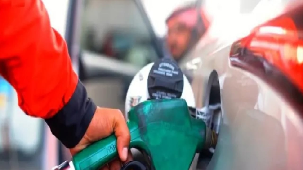 بالفيديو.. عمال محطات وقود يغشون البنزين بالمياه.. والجهات الرقابية تتدخل


