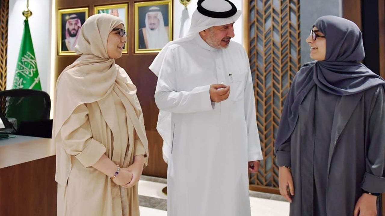 بعد 15 عامًا من فصلهما.. «الربيعة» يلتقي التوأم العماني صفا ومروة
