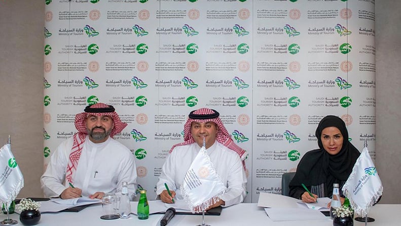 لتطوير السياحة البيئية.. محمية الإمام تركي توقّع مذكرة تفاهم مع عدة جهات
