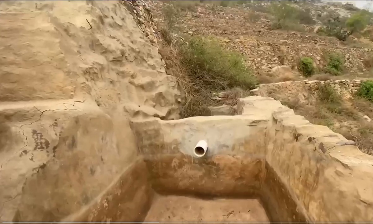 مواطن يوضح كيفية تخزين مياه الأمطار على قمم جبال الجذم
