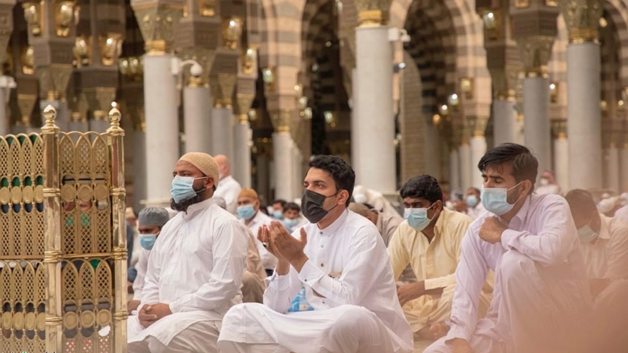  في أجواء روحانية مطمئنّة.. مشاهد لإفطار الصائمين بيوم عاشوراء في المسجد النبوي
