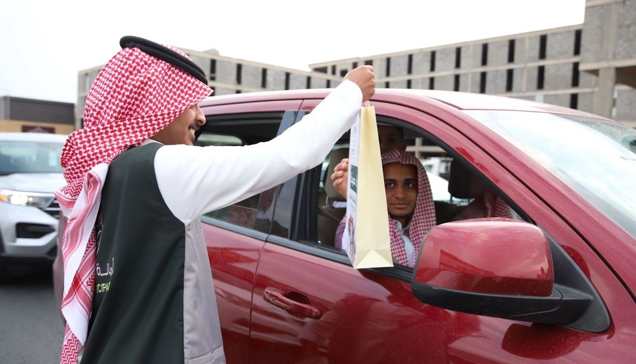 بالصور.. أمانة الطائف توزع الهدايا والورود على الطلاب مع عودتهم للدراسة
