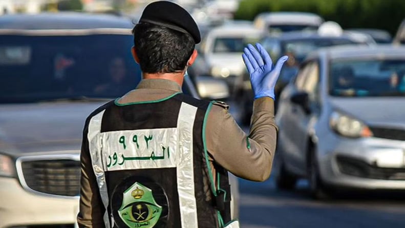 المرور: القيادة على أكتاف الطريق أو الأرصفة مخالفة
