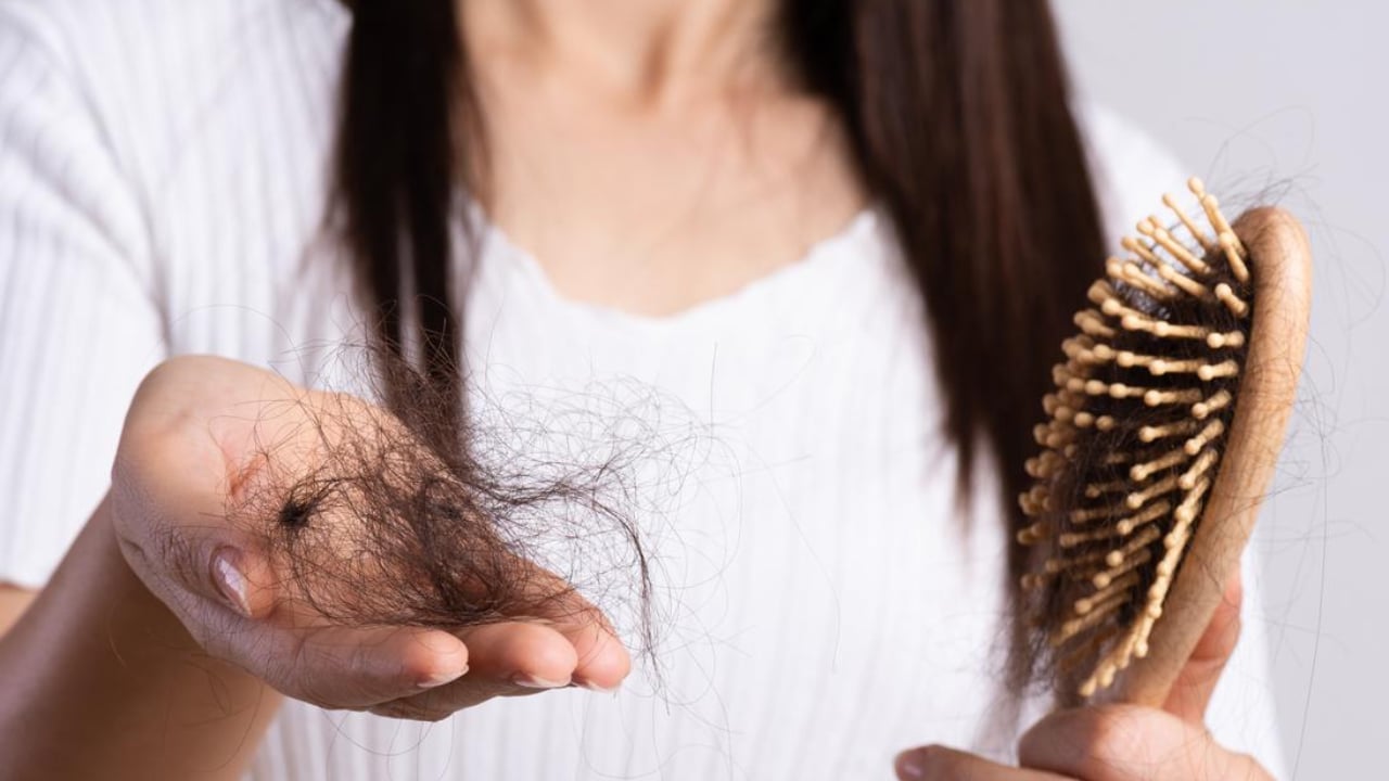 مختص: لا يوجد شامبو يعالج مشكلة تساقط الشعر