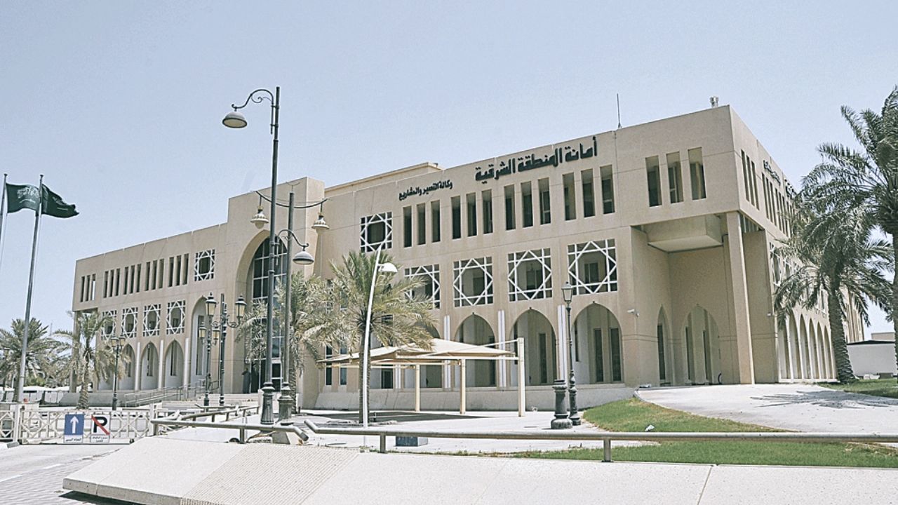 أمانة الشرقية تضبط 11 شاحنة مخالفة لنهل الرمال

