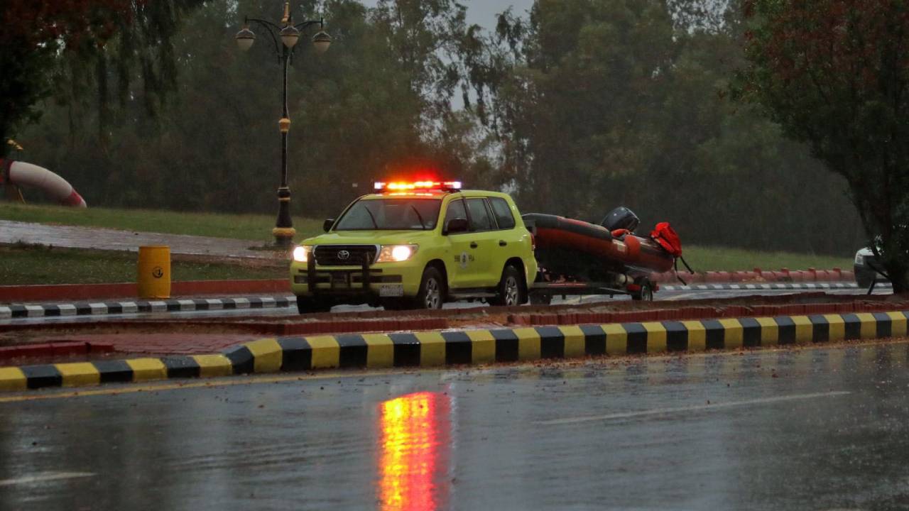 «الدفاع المدني» تحذر من ازدياد فرص هطول أمطار رعدية على معظم المناطق