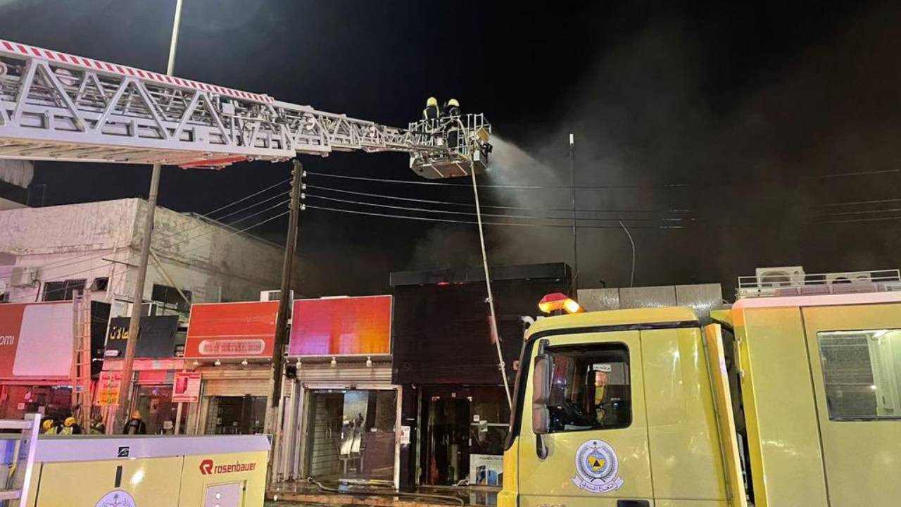 اندلاع حريق في محال تجارية بتبوك.. والدفاع المدني يباشر الحادث