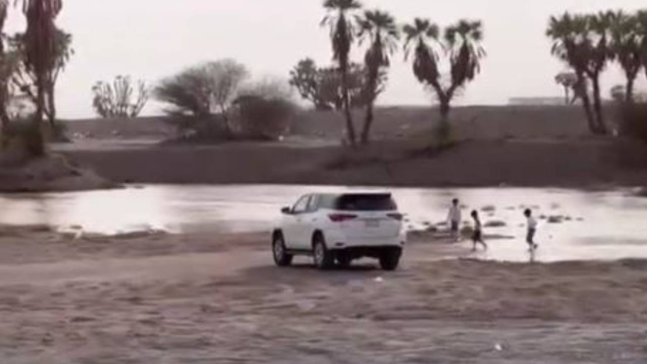 بالفيديو.. أطفال يقتربون من سيول وادي الجربوع في الحناكية رغم التحذيرات المتكررة 