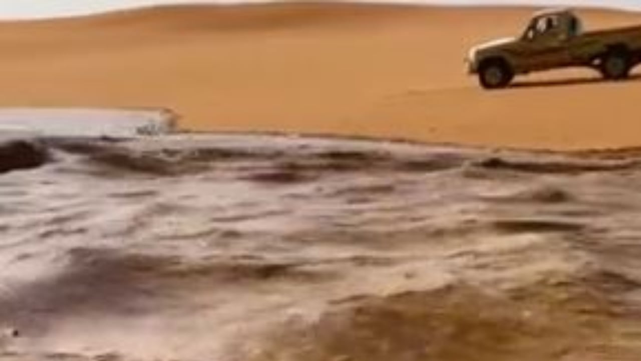 شاهد.. سيول وادي حبونا تصل إلى الربع الخالي 