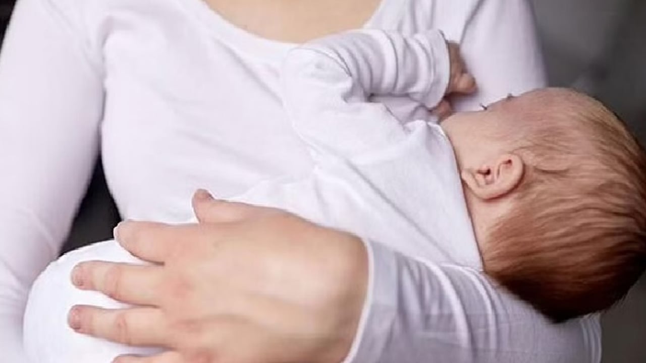 استشارية: الرضاعة الطبيعية تُحسِّن علامات الطفل الحيوية وتعزز علاقته بالأم
