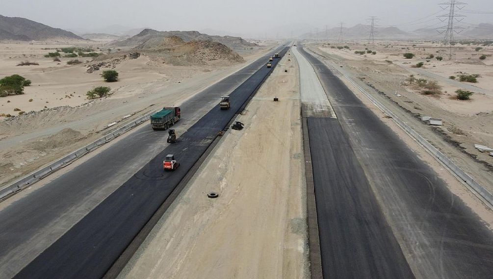 النقل تواصل العمل على تنفيذ طريق «الشميسي / الكر» 

