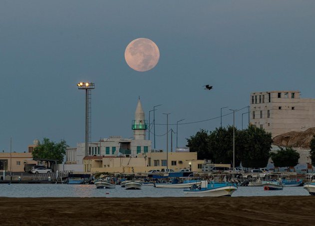 القمر العملاق يزين سماء محافظة الوجه في تبوك
