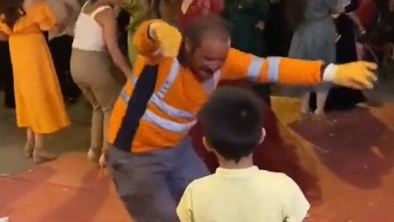 رد فعل مثير لعامل نظافة صادف أثناء دوامه حفل زفاف في الشارع